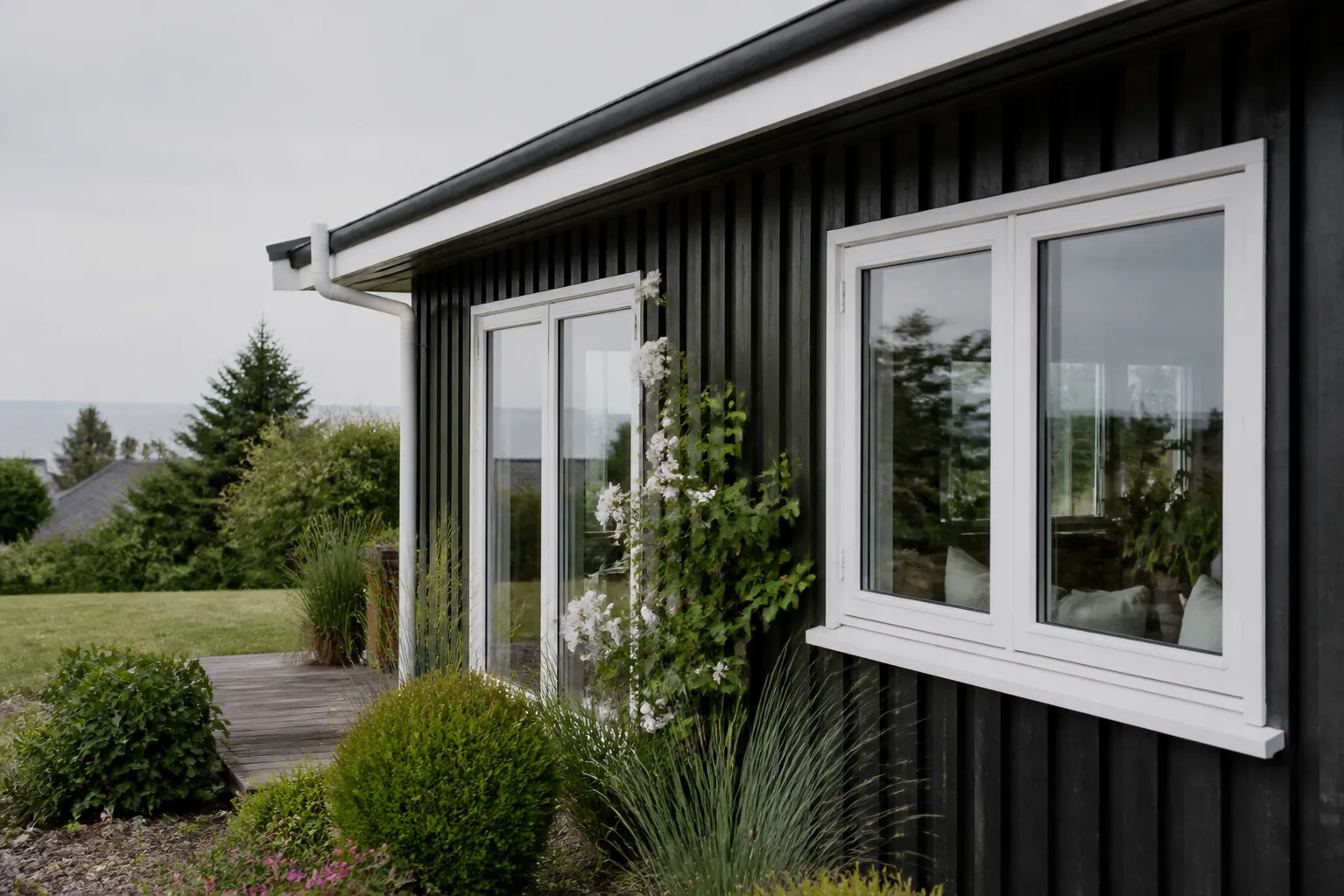 Sommerhus med hvide plastvinduer