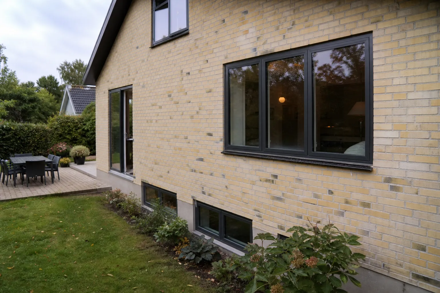 Dansk husfacade med træ/alu-vinduer
